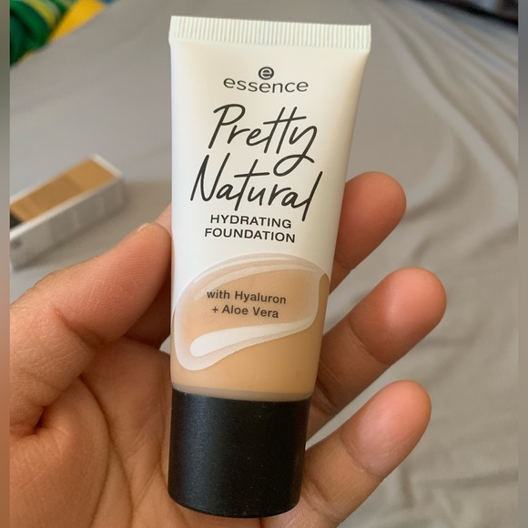 NIB ESSENCE Pretty Natural Hydrating Foundation Color: Warm Caramel 100 - Picture 2 of 10